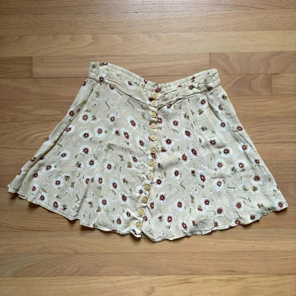 Large Vintage lightweight floral Cottagecore A Line Skirt w/ button details